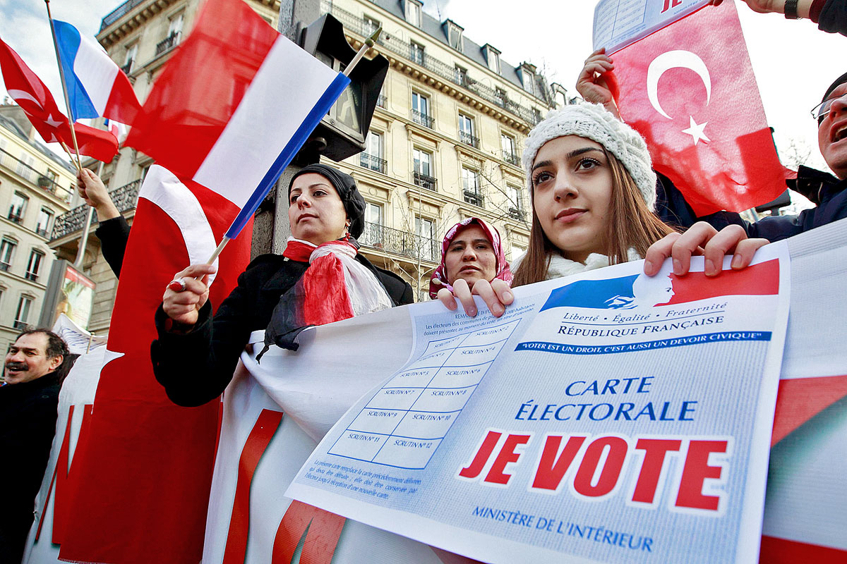 Francia-török demonstráló a francia szenátus épülete előtt. Tegnap tömegek tüntettek az új törvény ellen