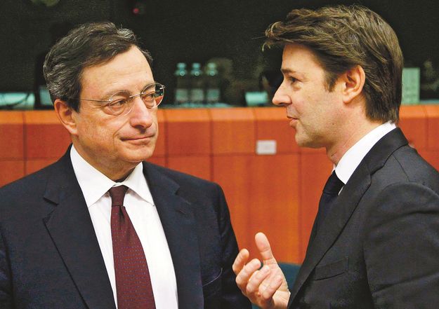 Európa még nincs túl a válságon: Mario Draghi, az Európai Központi Bank elnöke Francois Baroin francia pénzügyminiszterrel
