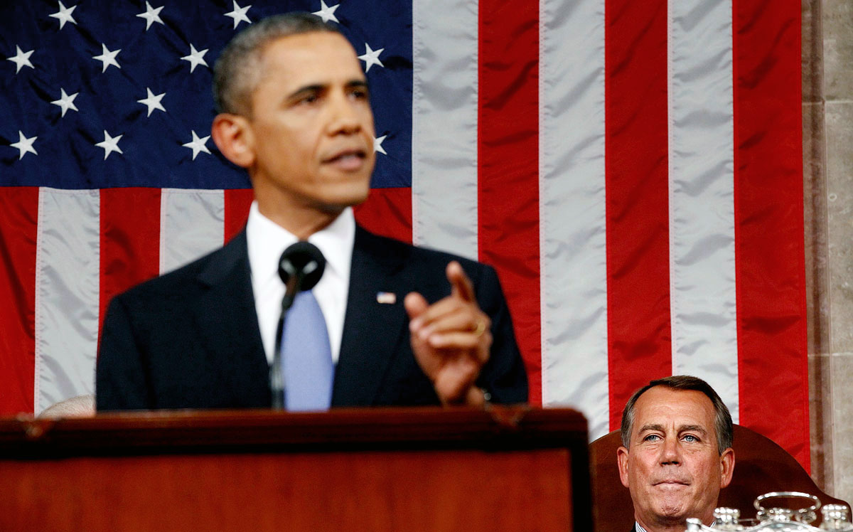 A republikánus képviselőházi elnök, John Boehner hallgatja Obama beszédét a munkahelyteremtésről tavaly szeptemberben. Egyre nagyobb sebességgel a szakadék felé
