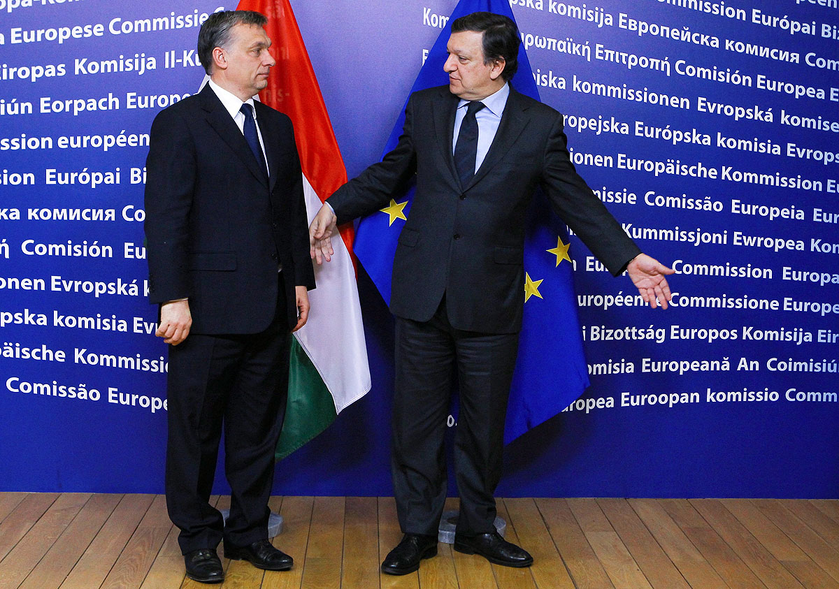 José Manuel Barroso üdvözli Orbán Viktort az Európai Bizottság brüsszeli székházában
