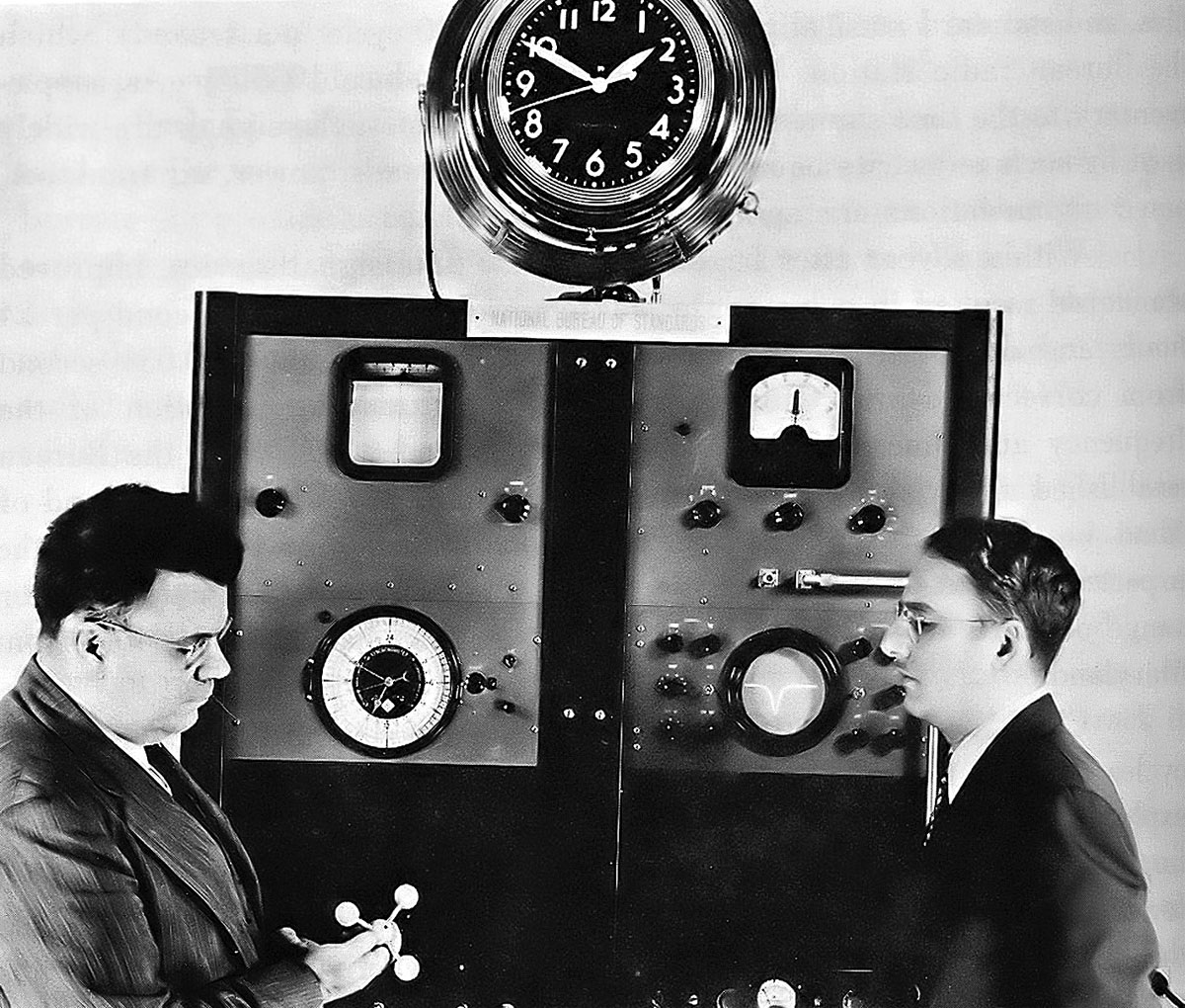 Az amerikai Nemzeti Mérésügyi Hivatal (National Bureau of Standards) kutatói, Edward Condon és Harold Lyons az általuk épített első atomórával 1949-ben
