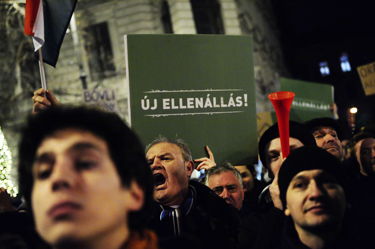 A kerekasztal létrehozásának szükségességét a január 2-i Operaház előtti tüntetés több szónoka is felvetette