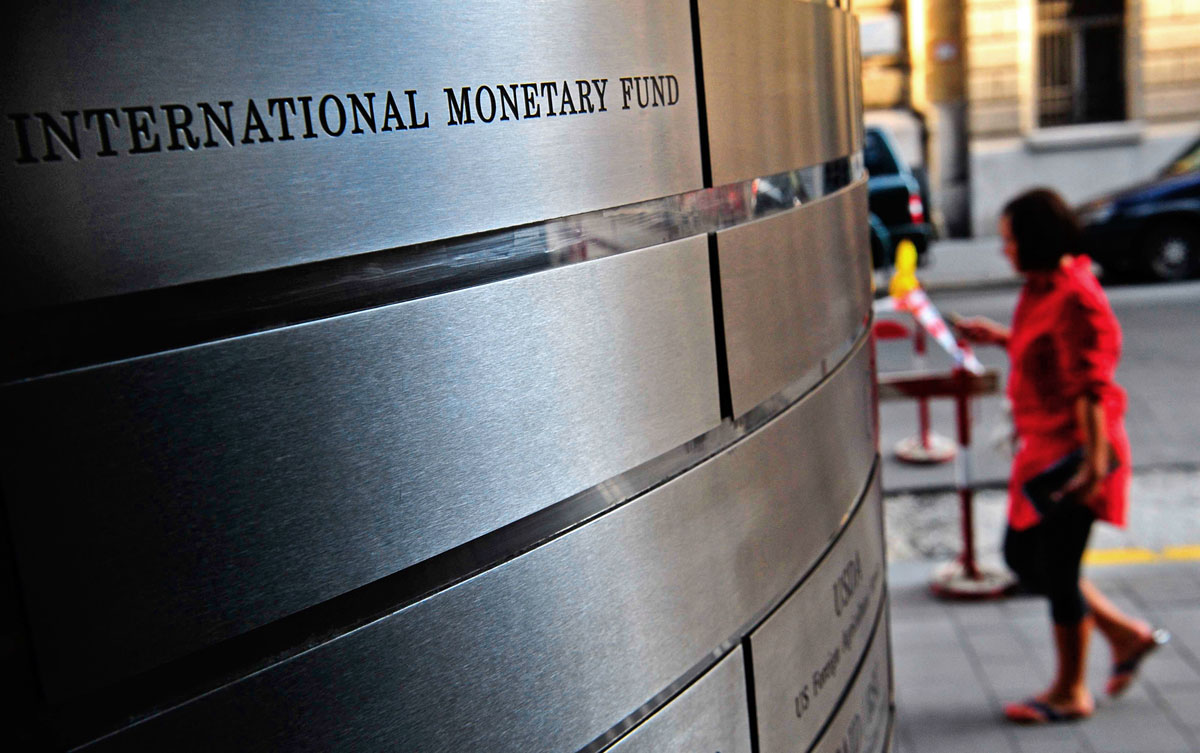 Az IMF felirata a valutaalap budapesti irodájának bejáratánál