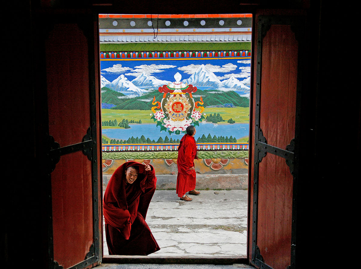 Tibeti szerzetesek Szecsuán tartományban. Peking meg akarja előzni az új zavargáshullámot