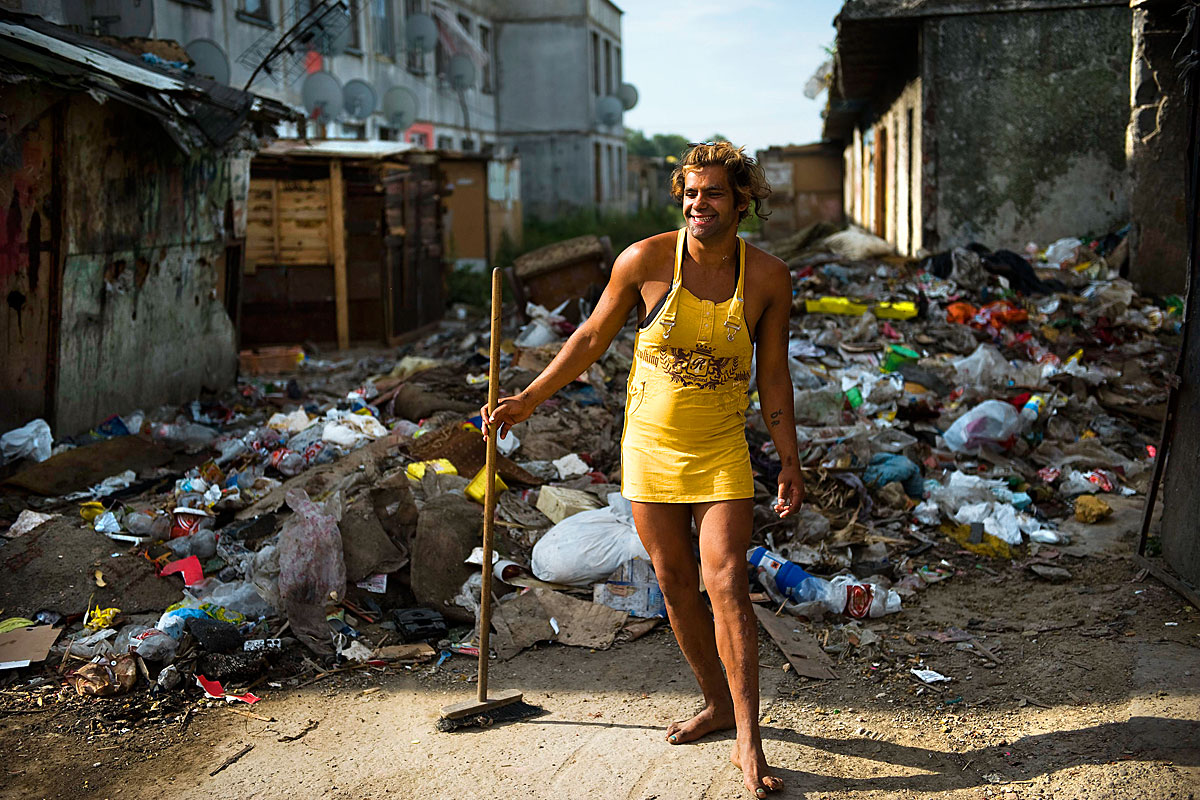 Demeter Andrej, becenevén Marika pózol takarítás közben a kelet-szlovákiai Nagymihály romatelepén. 