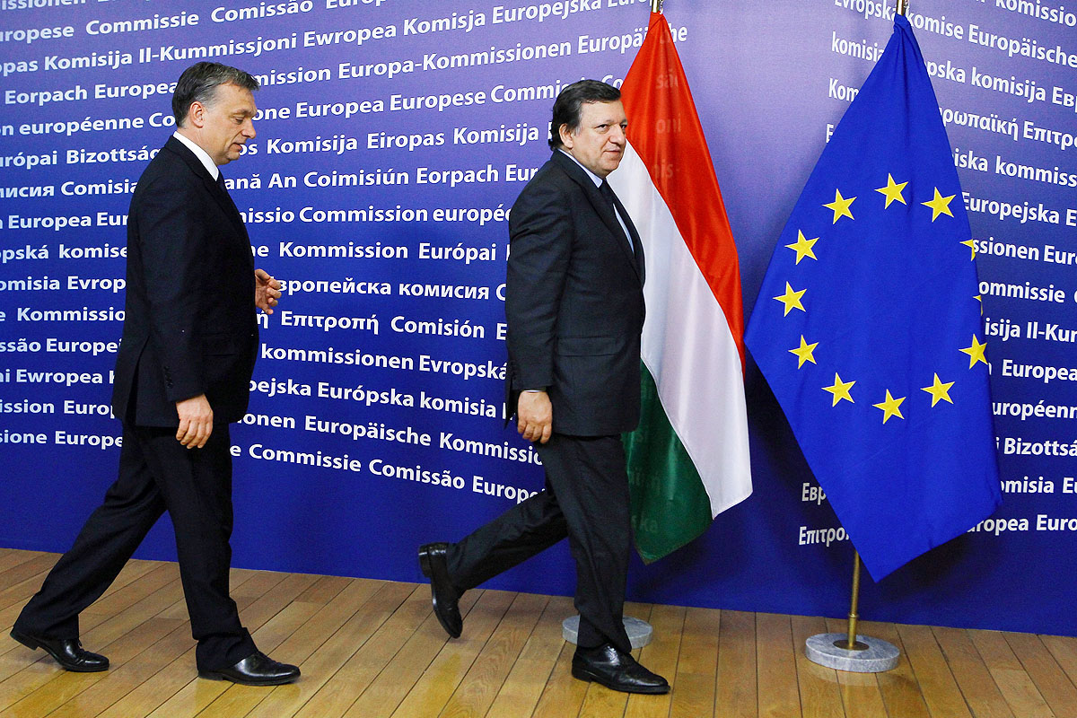 José Manuel Barroso, az Európai Bizottság elnöke és Orbán Viktor úton a tárgyalóterem felé a magyar kormányfő január végi brüsszeli látogatásán. Nem volt meggyőző