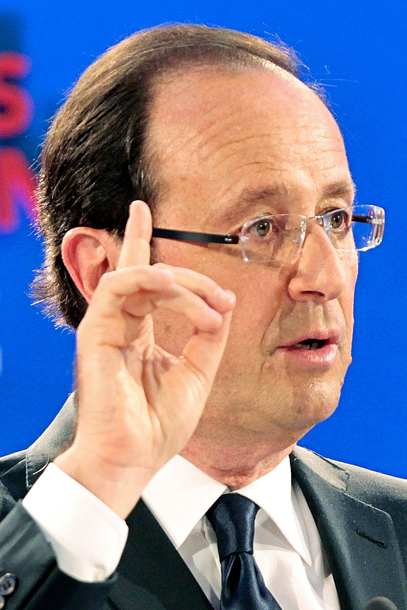 Arctalan erővel riogat Francois Hollande