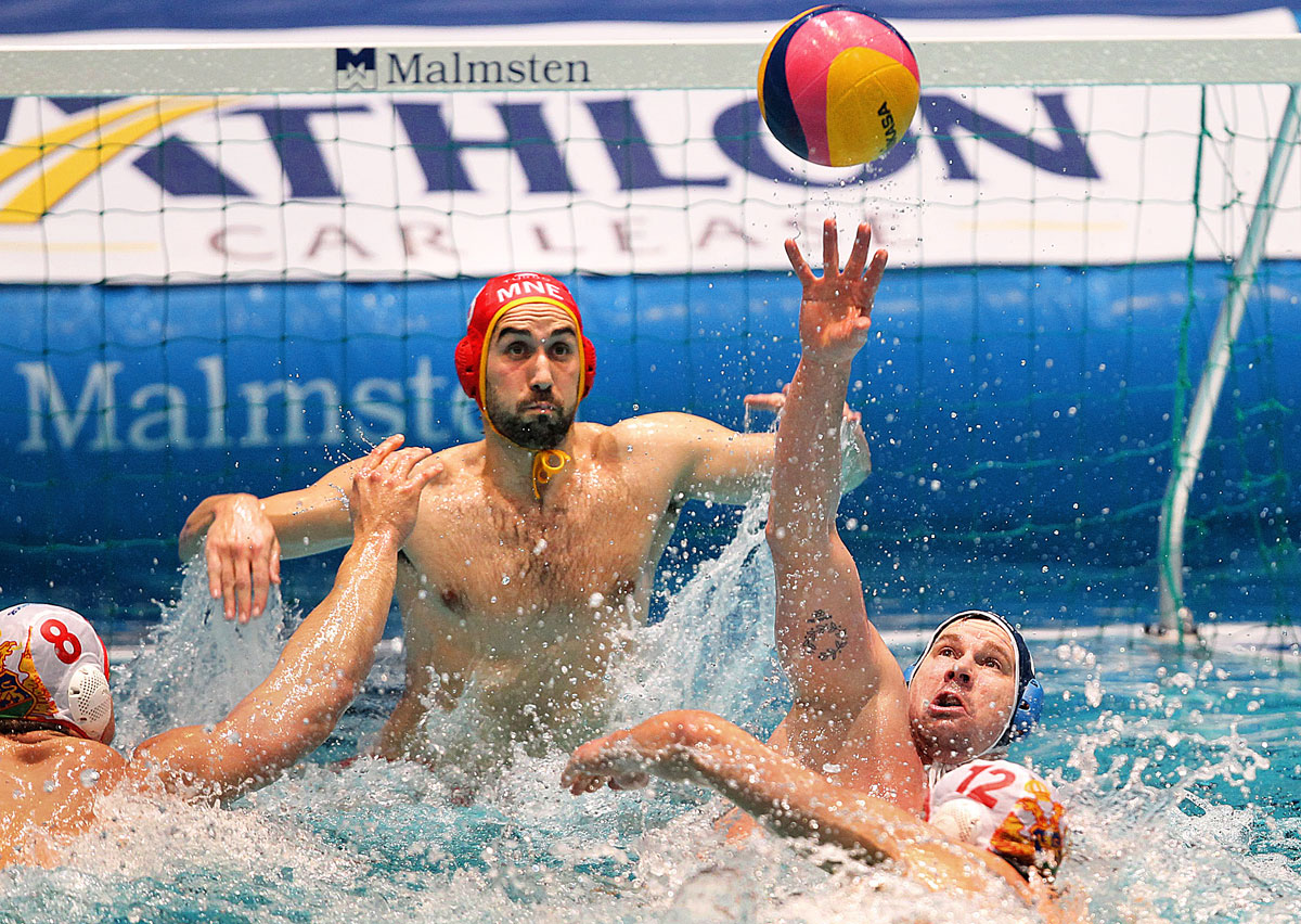 Eindhoven, 2012. január 27. Biros Péter harcol a labdáért Nikola Janovic 8b), Milos Scepanovic kapus (b2) és Predrag Jokic (j) között az eindhoveni vízilabda Európa-bajnokság férfi versenyének elődöntőjében játszott Magyarország - Montenegró találkoz