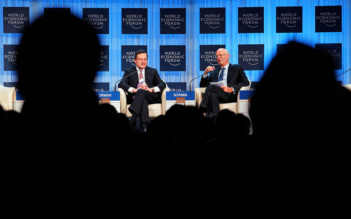 Borús kilátások – Mario Draghi, az Európai Központi Bank elnöke és Klaus Schwab, a Világgazdasági Fórum alapítója Davosban