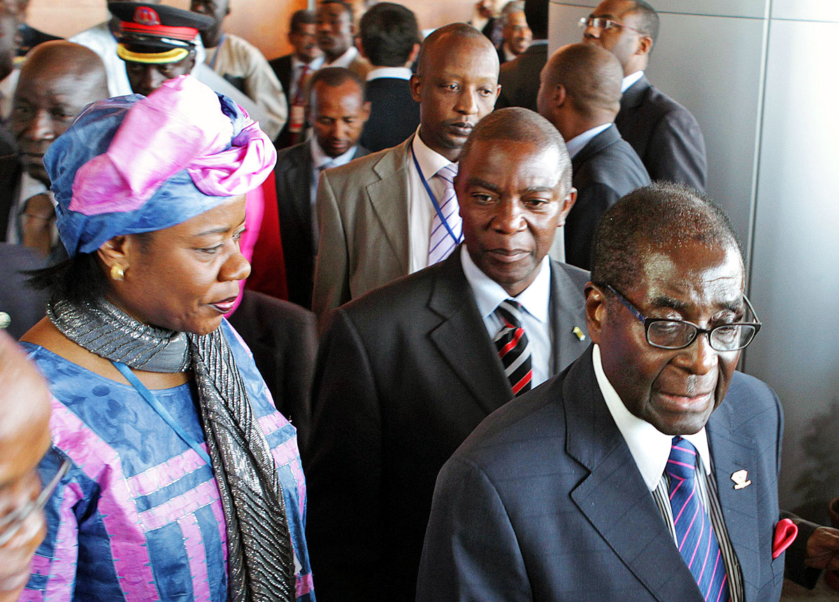 Robert Mugabe zimbabwei diktátor (jobboldalt) az Afrikai Unió csúcsértekezletén. Támogatásért jött