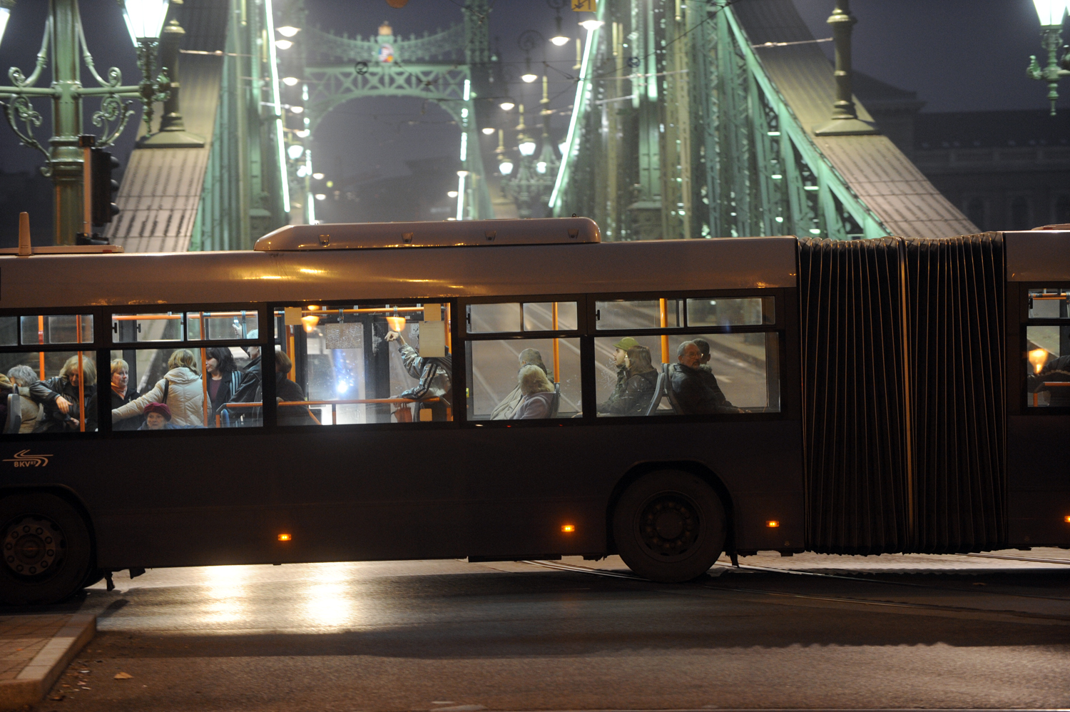 BKV-busz állja az autósok útját a Szabadság hídon - a fővárosi tömegközlekedés csak úgy oldható meg, ha a kocsik vezetői is fizetnek?