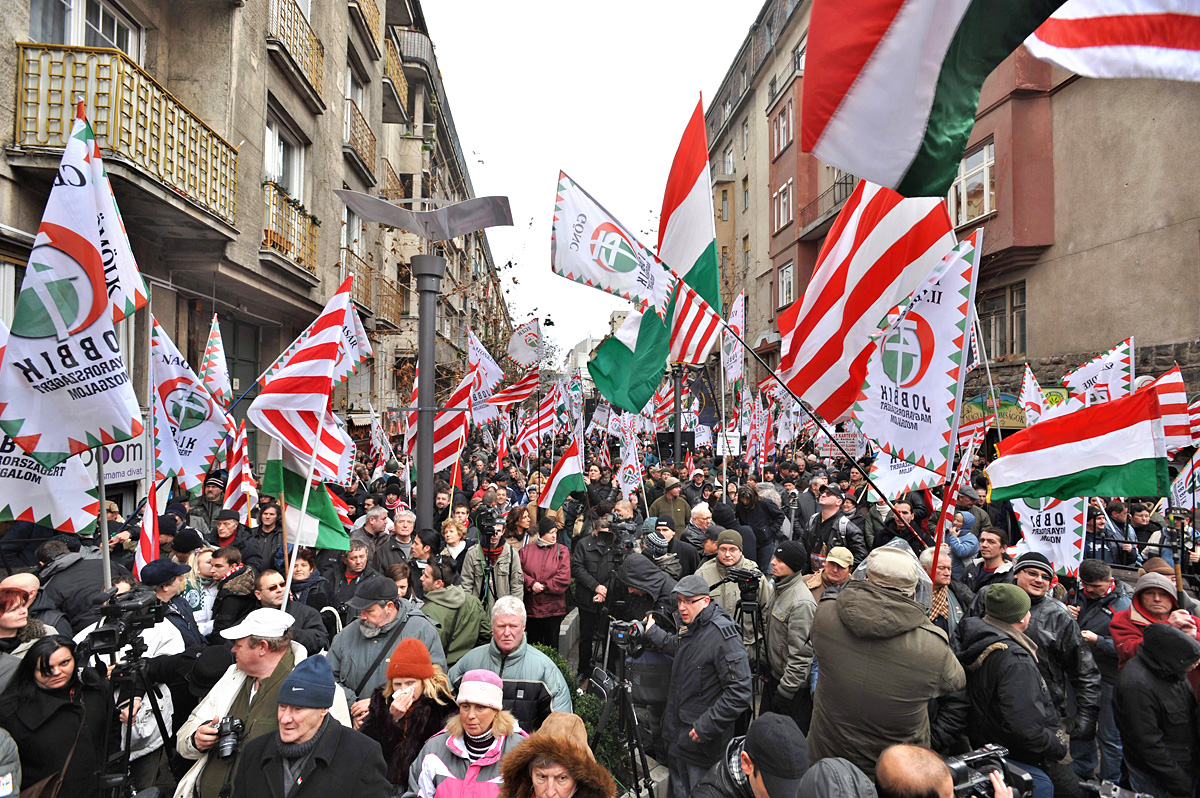 Résztvevők állnak a Jobbik Tagok legyünk vagy szabadok? elnevezésű tüntetésén Budapesten