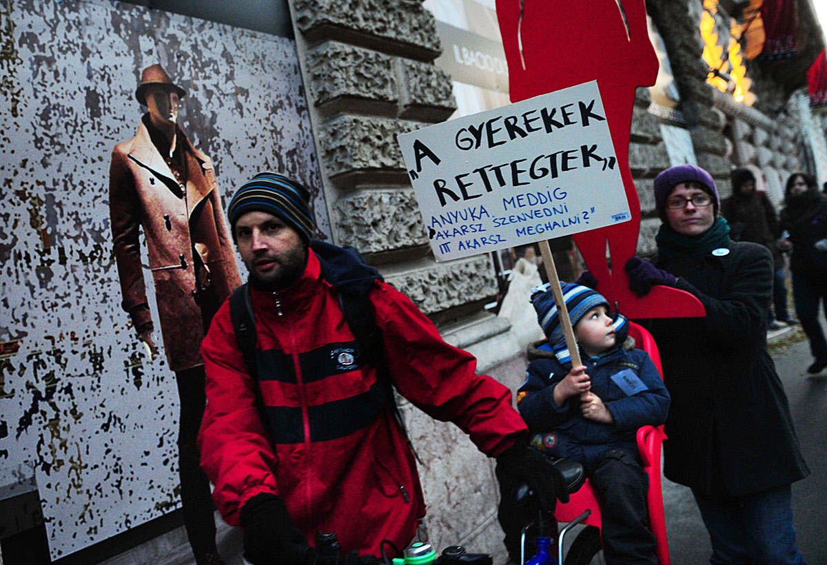 Minden évben aktivisták vonulnak fel a nők elleni erőszak ellen Budapesten, a jogvédők bírókat, ügyészeket, rendőröket is perelnek