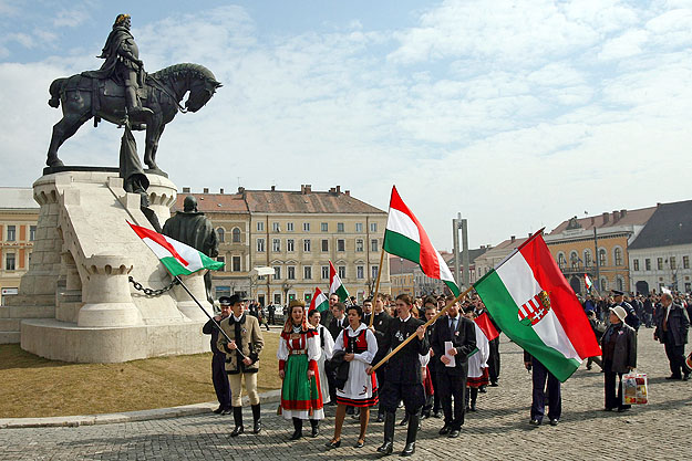 Erdélyi magyarok nemzeti zászlókkal vonulnak fel Kolozsvárott Mátyás király szobránál