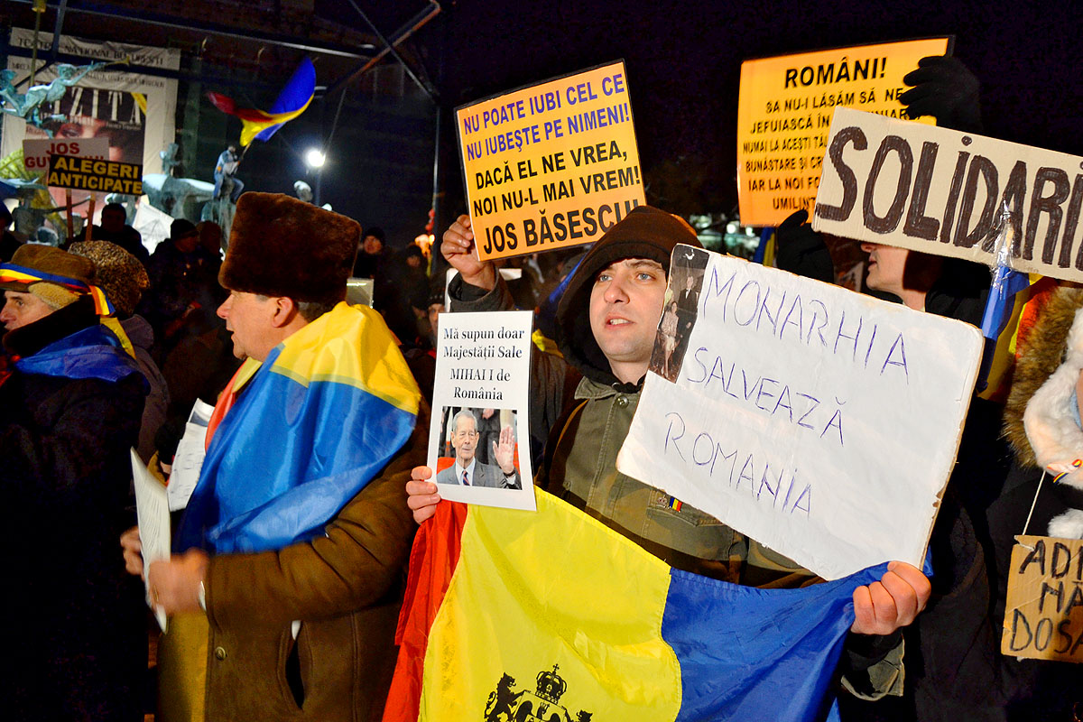 A monarchia menti meg Romániát – hirdeti az egyik felirat