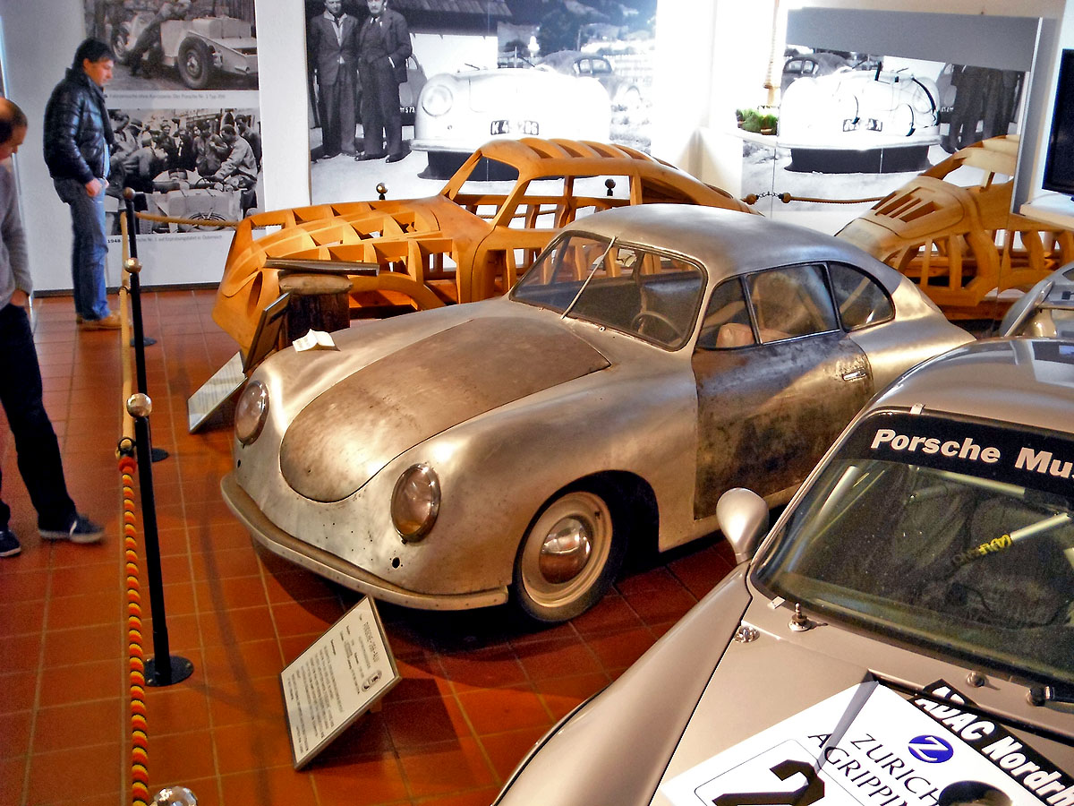 Egymás mellett áll az alumíniumból és fából készült 356-os Porsche
