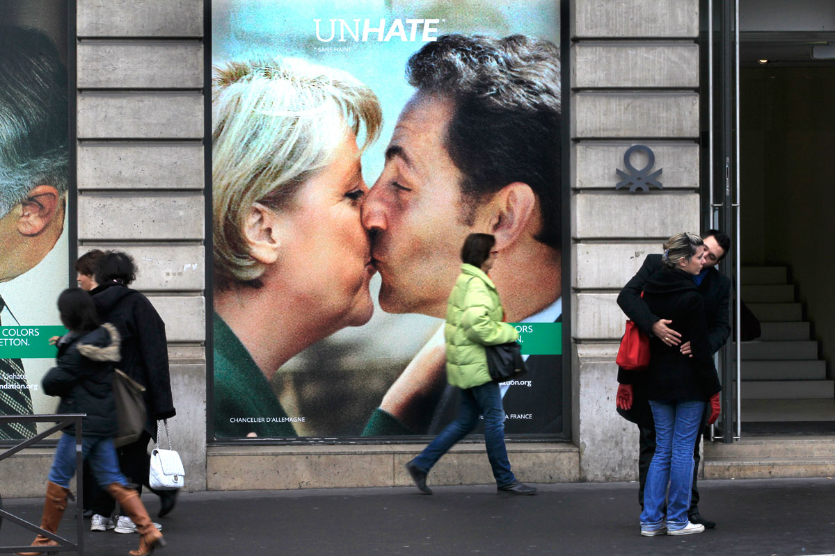 A Benettonnál egy csók formájában be is teljesül kapcsolatuk (a divatcég kampányában vezető politikusok csókolják egymást szájon a Photoshop segítségével, hogy a gyűlölet elleni harcot támogassák)