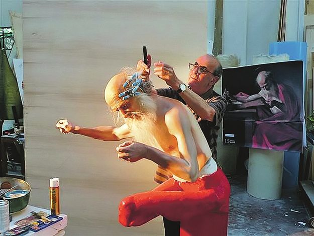 A művész keze alatt szoborrá válik Caravaggio Szent Jeromosa