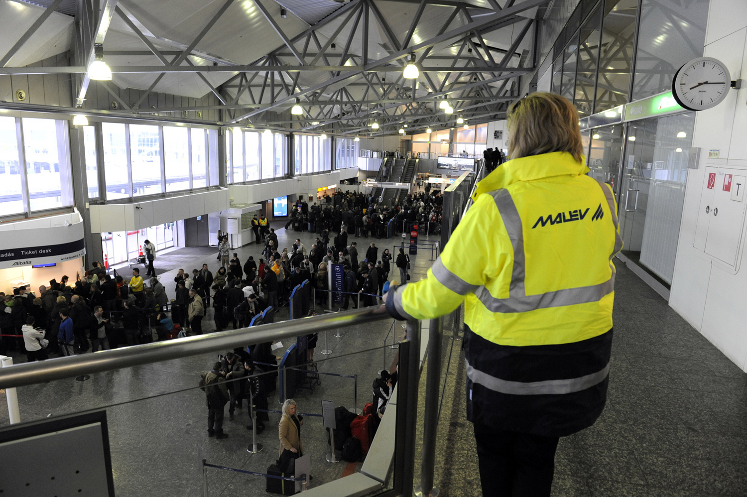Egy Malév-alkalmazott figyeli a légitársaság pórul járt utasait a karzatról