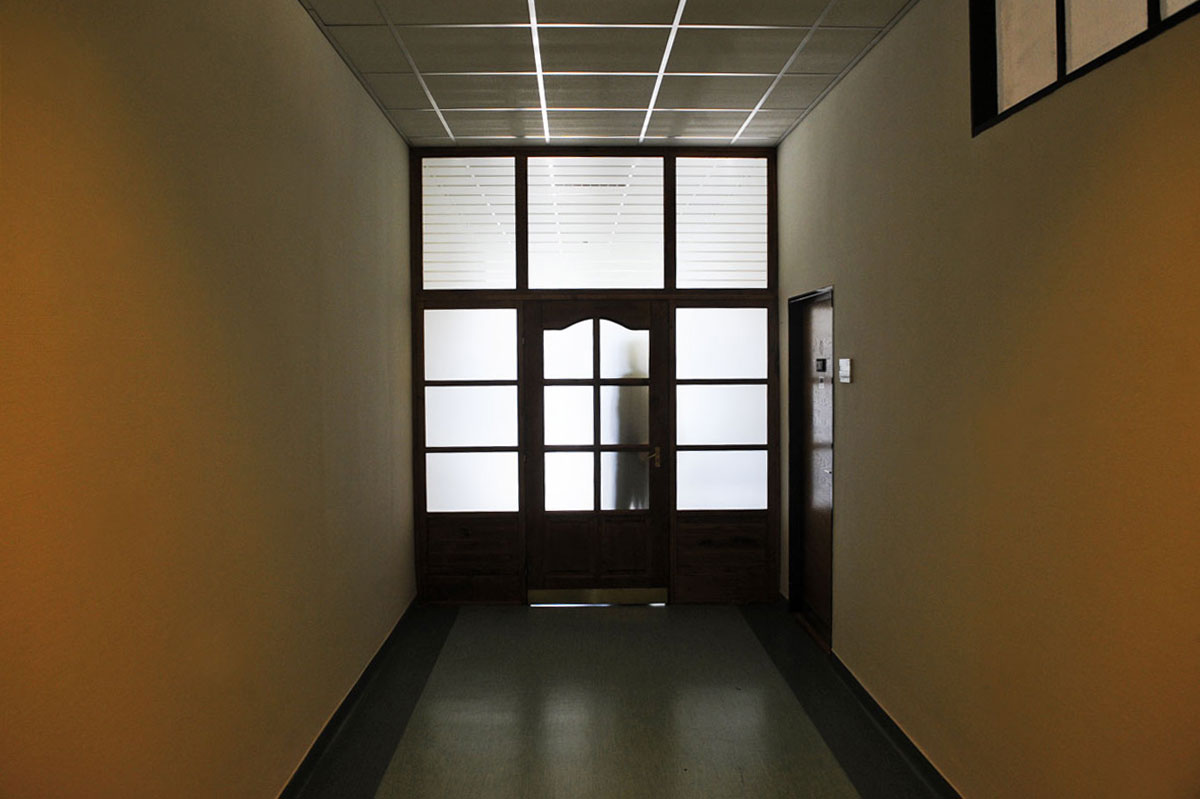 A szocialisták folyosóját Gyurcsányék utasítására lezáró paraván a Képviselői Irodaházban