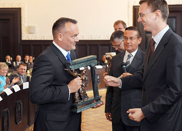 Borkai Zsolt (balról) győri polgármester átveszi az Év polgármestere díjat