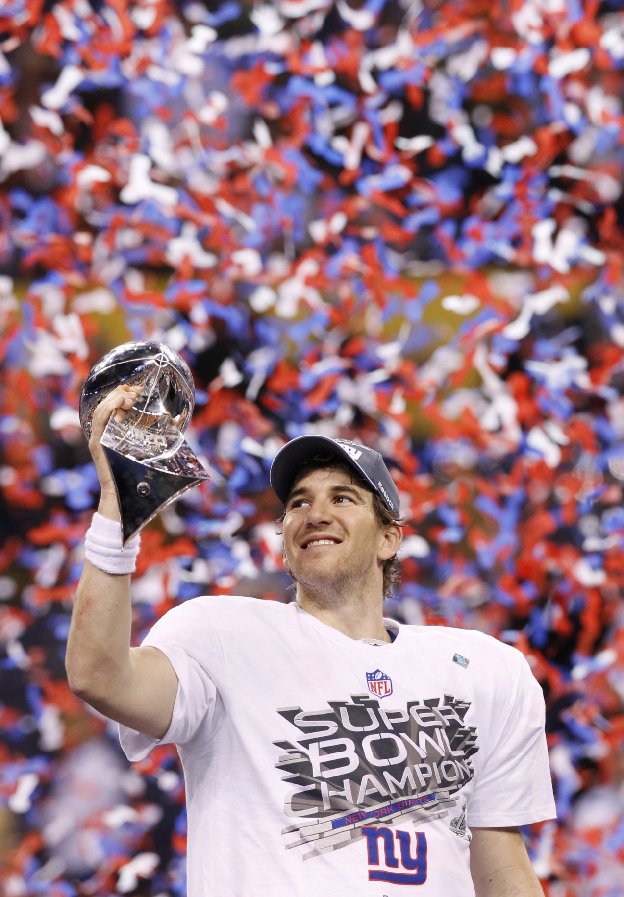 Győztes konfettiesőben: Eli Manning, a New York Giants quarterback-je a kupával