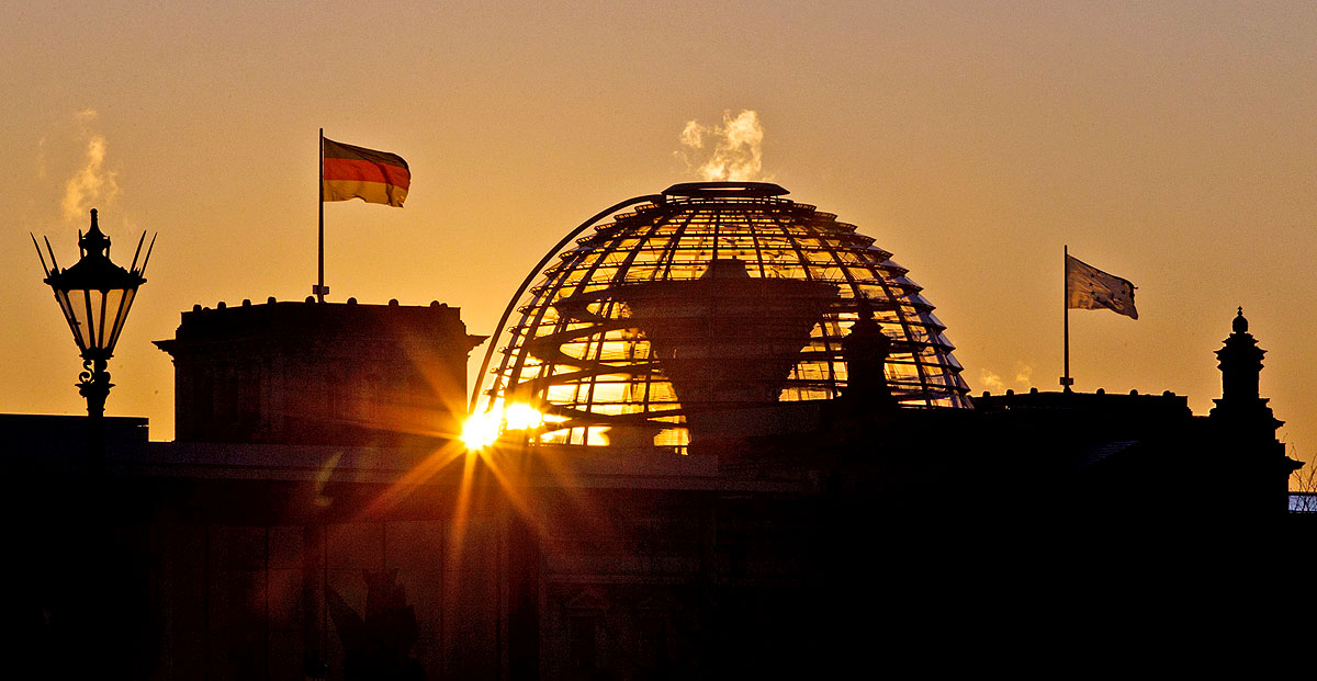 A Reichstag épülete Berlinben. A kormány új szövetséget akar kötni Németországgal és eloszlatná a demokratikus félelmeket