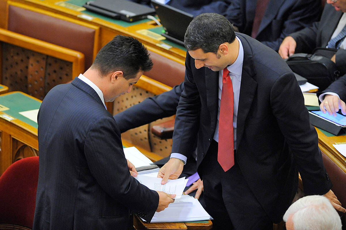 Mesterházy Attila és Lázár János a parlamentben, a Fidesz most a jófiúarcot akarja mutatni a külföld felé
