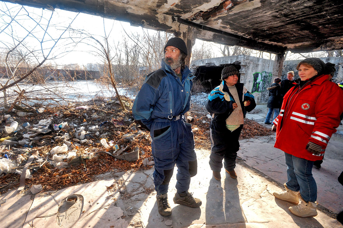 A hideg beálltával a Magyar Vöröskereszt munkatársai végiglátogatták a XVII. kerület közterületein élő hajléktalanokat