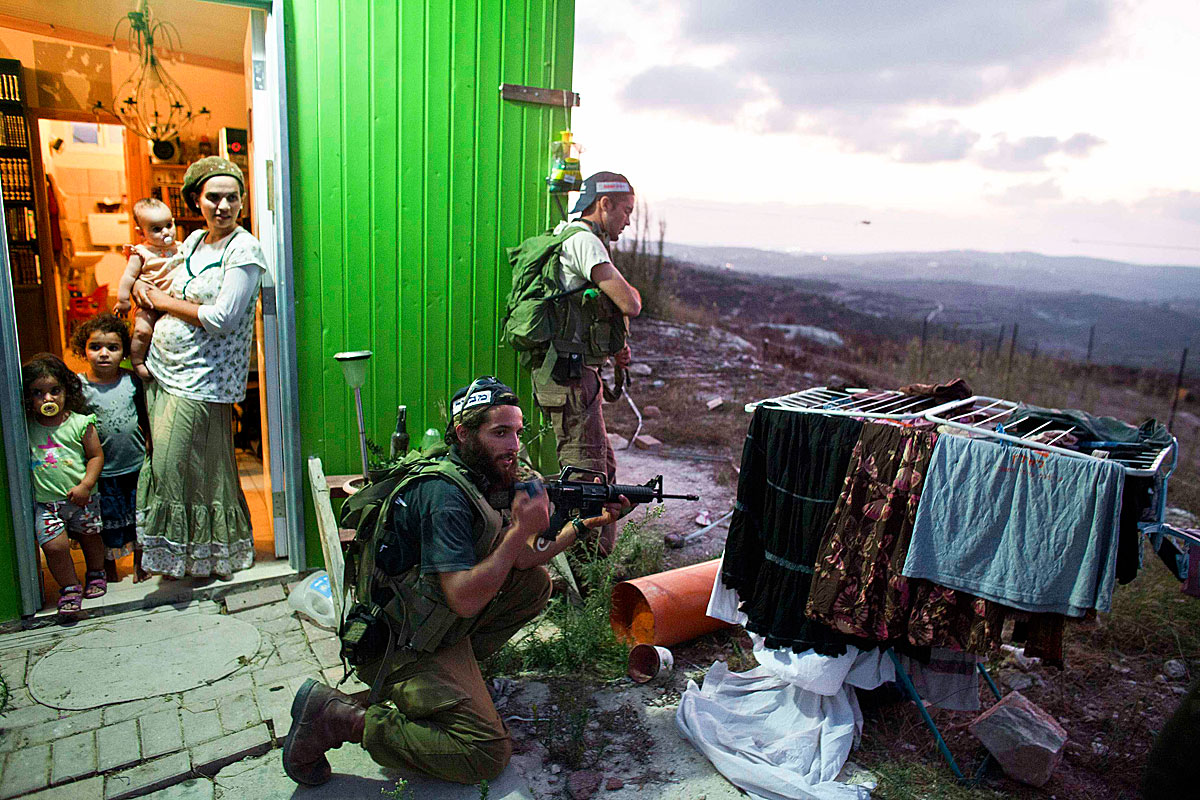 Zsidó telepesek védik telepüket az előretolt palesztin állásokkal szemben Ciszjorániában