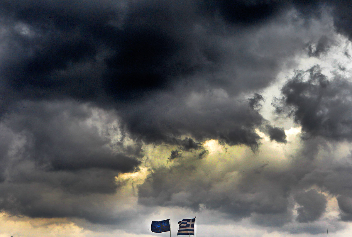 Vihar Athén felett: a görög és az EU-zászló Athénban, a külügyminisztérium tetején