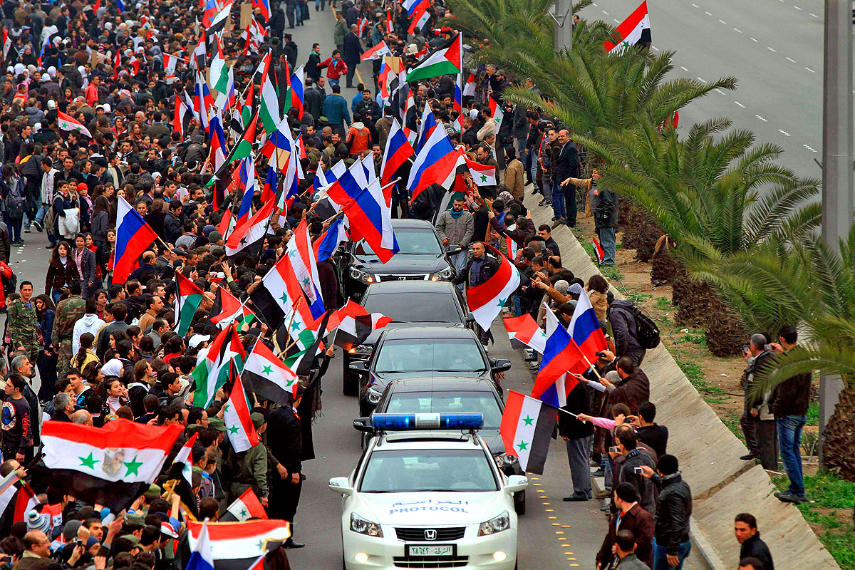Orosz és szíriai zászlókat lengető tömeg fogadta Lavrovot Szíriában