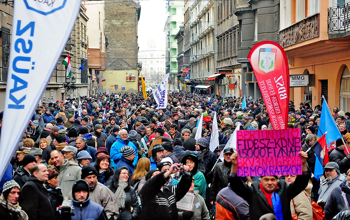 A tüntetésen a bérkompenzáció hiányát, a cégvezetés tehetetlenségét, a főváros és a kormány tétlenségét ostorozták