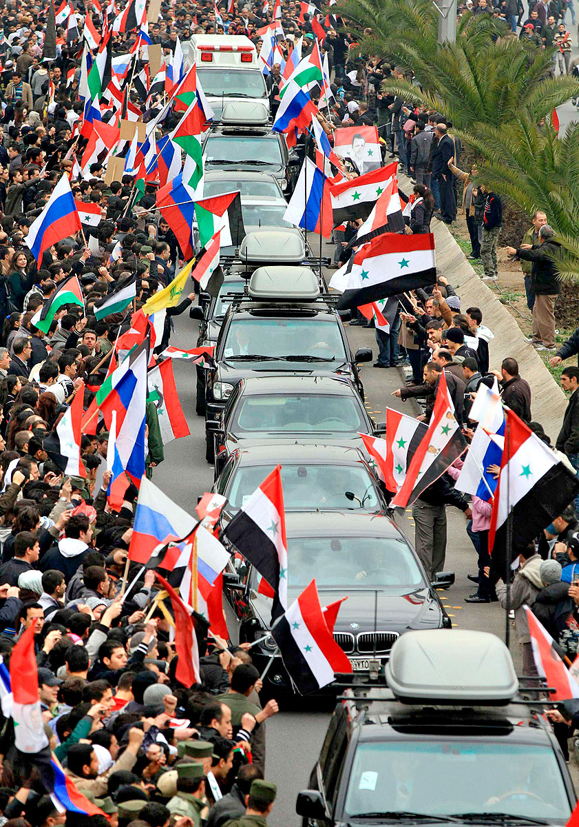 Aszad hívei Lavrov konvoját üdvözlik