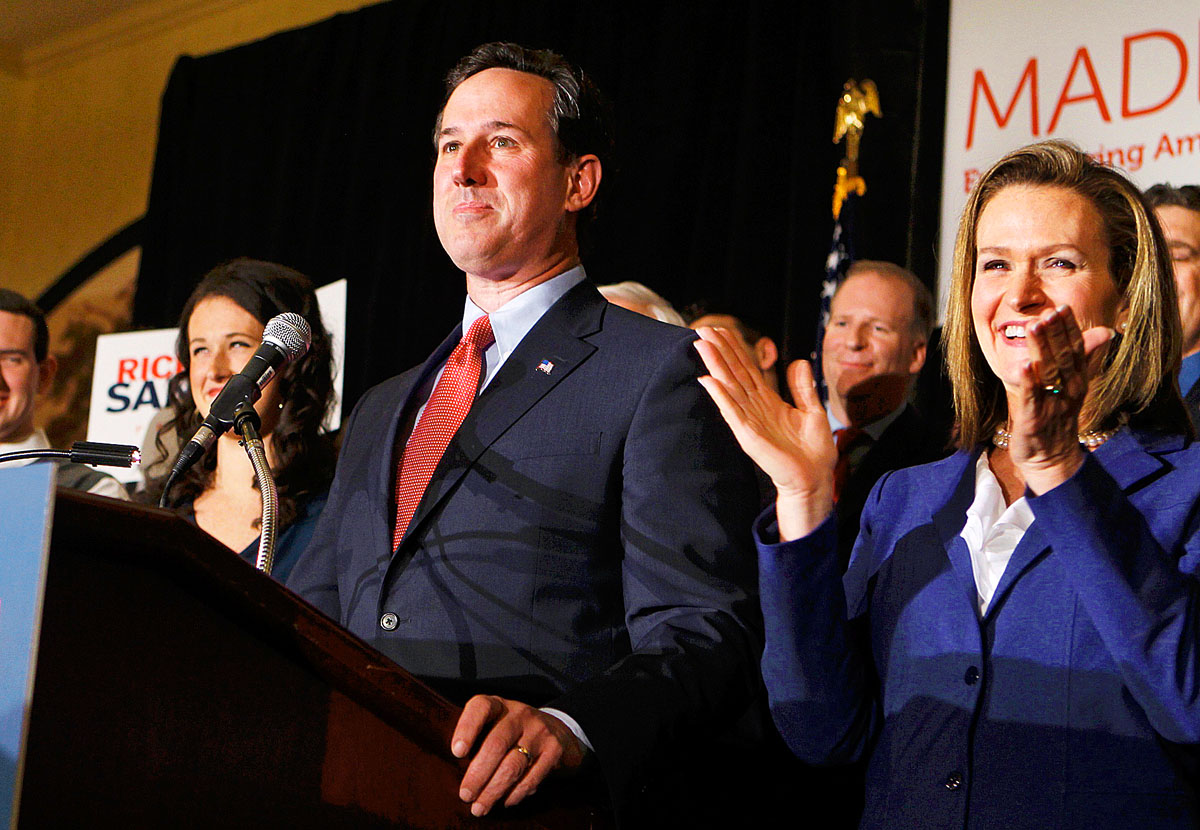 Rick Santorum és felesége meglepő győzelmüket ünneplik. Hétgyermekes, konzervatív, és főképp „nem Romney”