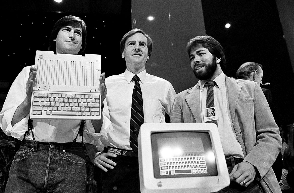 1984: Steve Jobs, John Sculley, az Apple elnök-vezérigazgatója és Steve Wozniak társalapító bemutatja az új Apple IIc számítógépet a kaliforniai San Franciscóban.