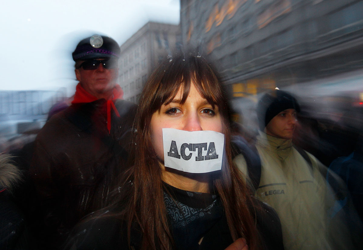 Az ACTA egyik következménye a tüntető ajkán