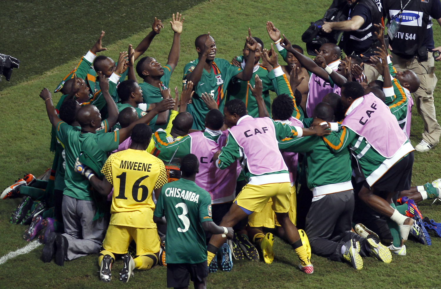 A zambiai játékosok a diadal pillanatában: az égieket keresik
