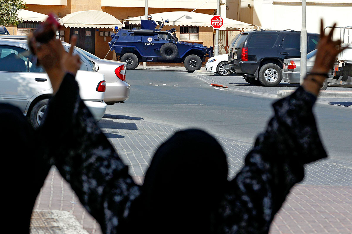 Kormányellenes tüntető egy Manamához közeli településen