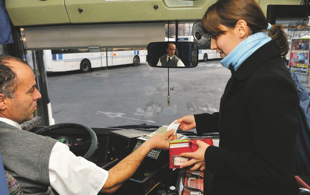 Jegyet ad a Tisza Volán egyik sofőrje Szegeden