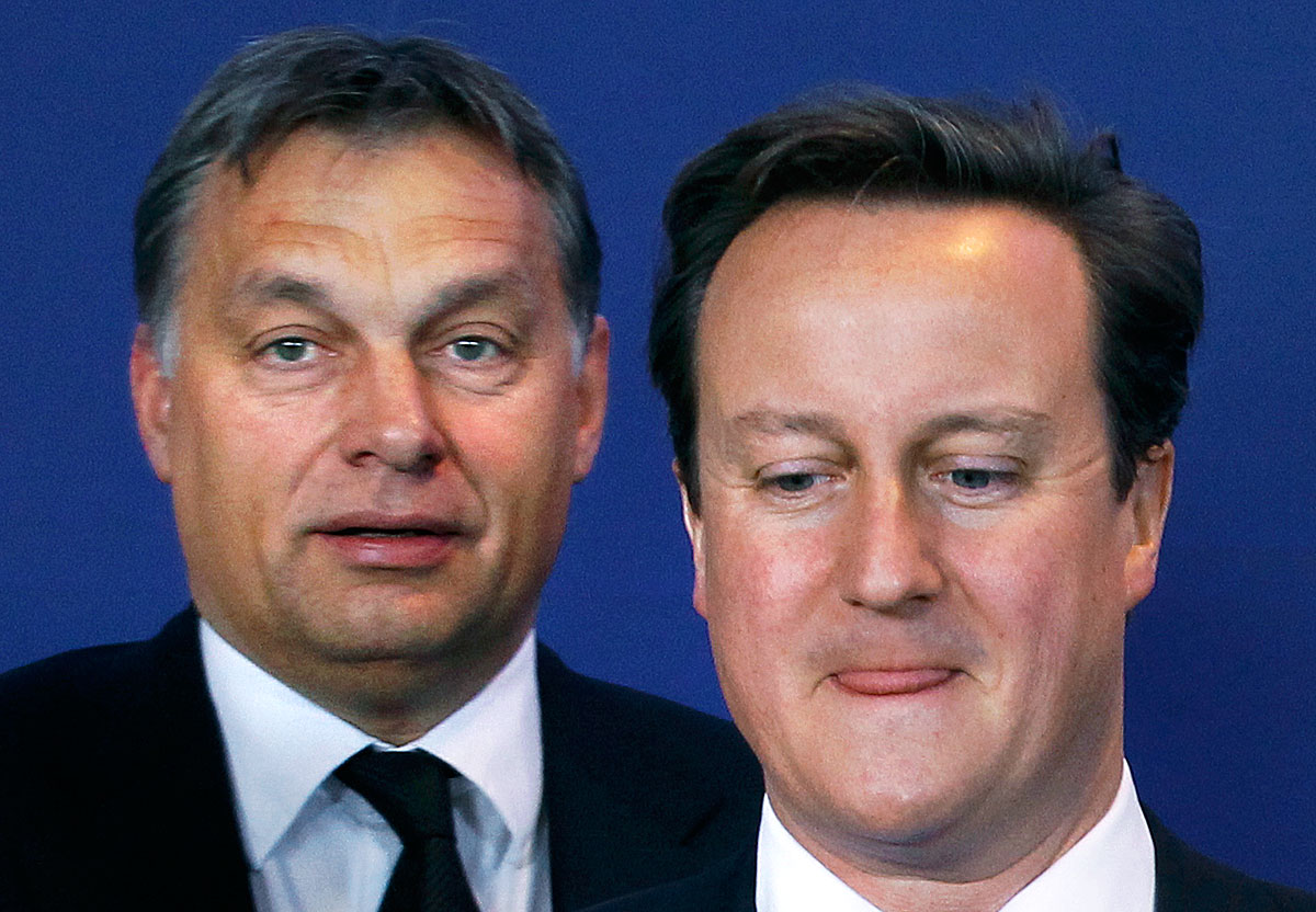 Orbán és Cameron a brüsszeli csúcs csoportképéhez keresik a helyüket