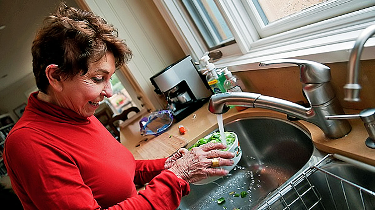 A 78 éves Sue Freeman a beavatkozás után zöldséget mos