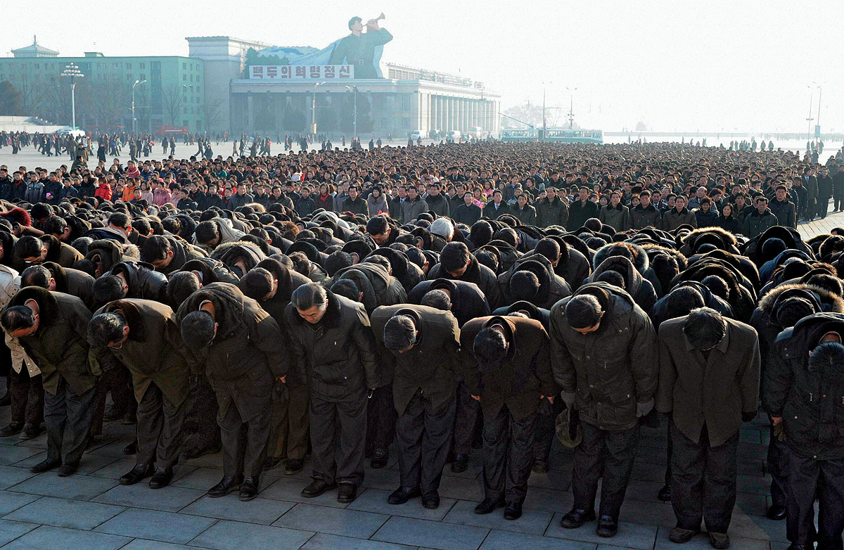 Ünneplő észak-koreaiak hajtanak fejet a tavaly elhunyt Kim Dzsong Il előtt 