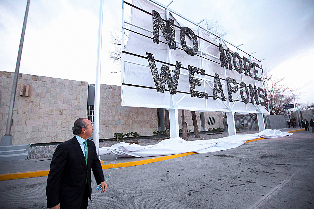 Nem kell több fegyver – áll a tijuanai transzparensen