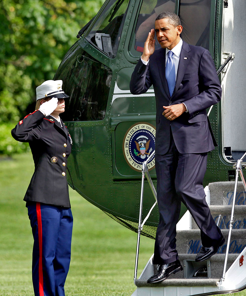 Barack Obama szalutál a Marine One elnöki helikopter leszállásakor