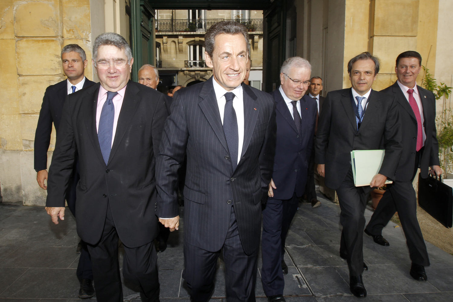 Nicolas Sarkozy jobbján Claude Allegre volt oktatási miniszter 2011 szeptemberében. A szocialista politikus az elnökválasztási kampányban is a hivatalban lévő államfő oldalára állt