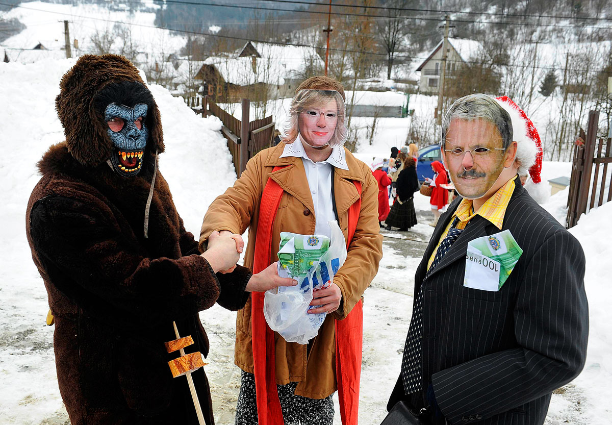 Tüntetők a Gorilla-botrány „névadója” maskarájában és Iveta Radicová exkormányfő, valamint elődje, Mikulás Dzurinda, az SDKÚ elnöke maszkjában. Fejvesztett népszerűségi zuhanás