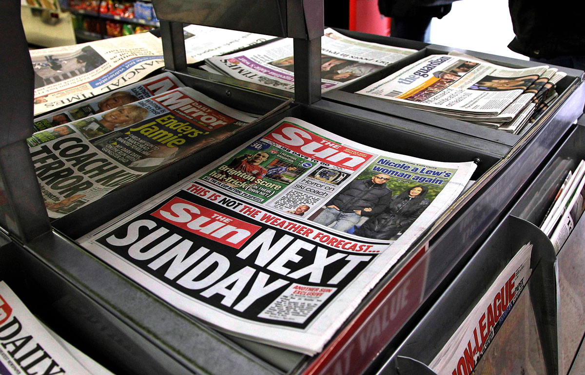 A The Sun hétfői áruspéldányai egy londoni standon 