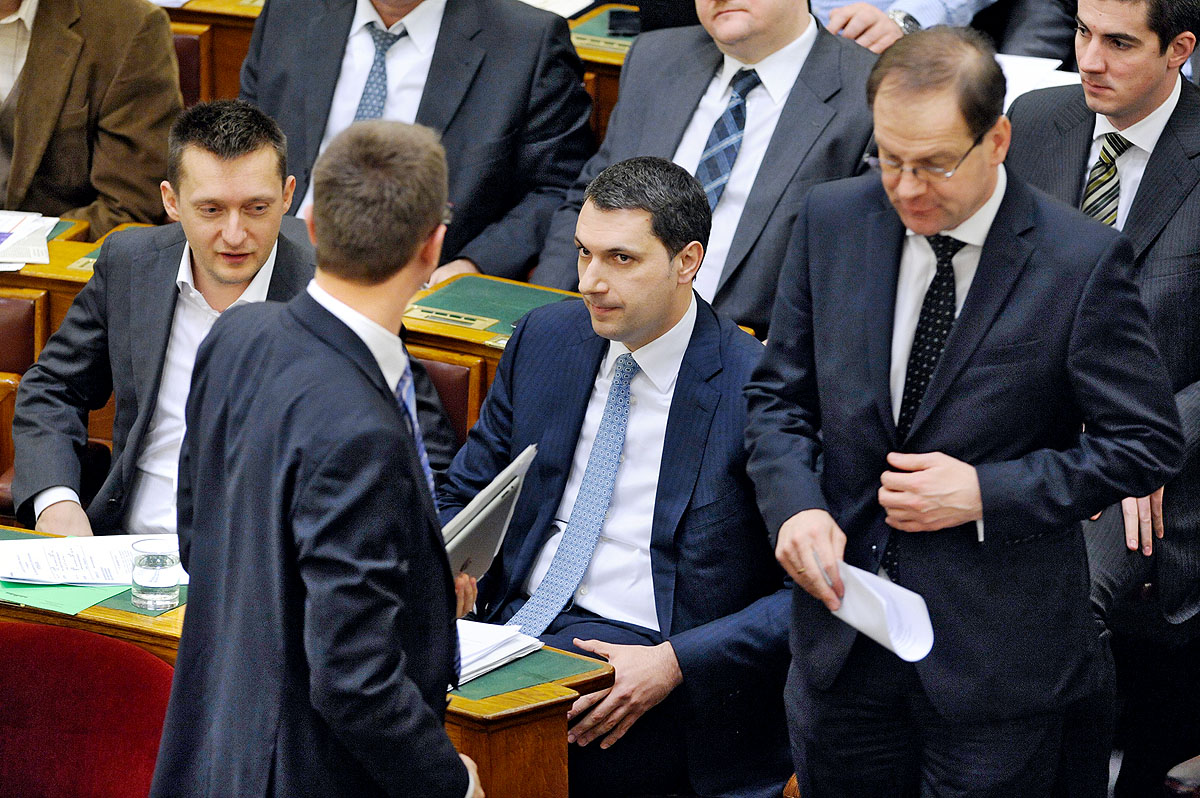 A Fidesz frakcióvezetője védte a koalíciós képviselők korábbi nyilatkozatait, szerinte ők „pázmányosan” bővített mondatban fogalmaztak arról, hogy mennyiből lehet megélni