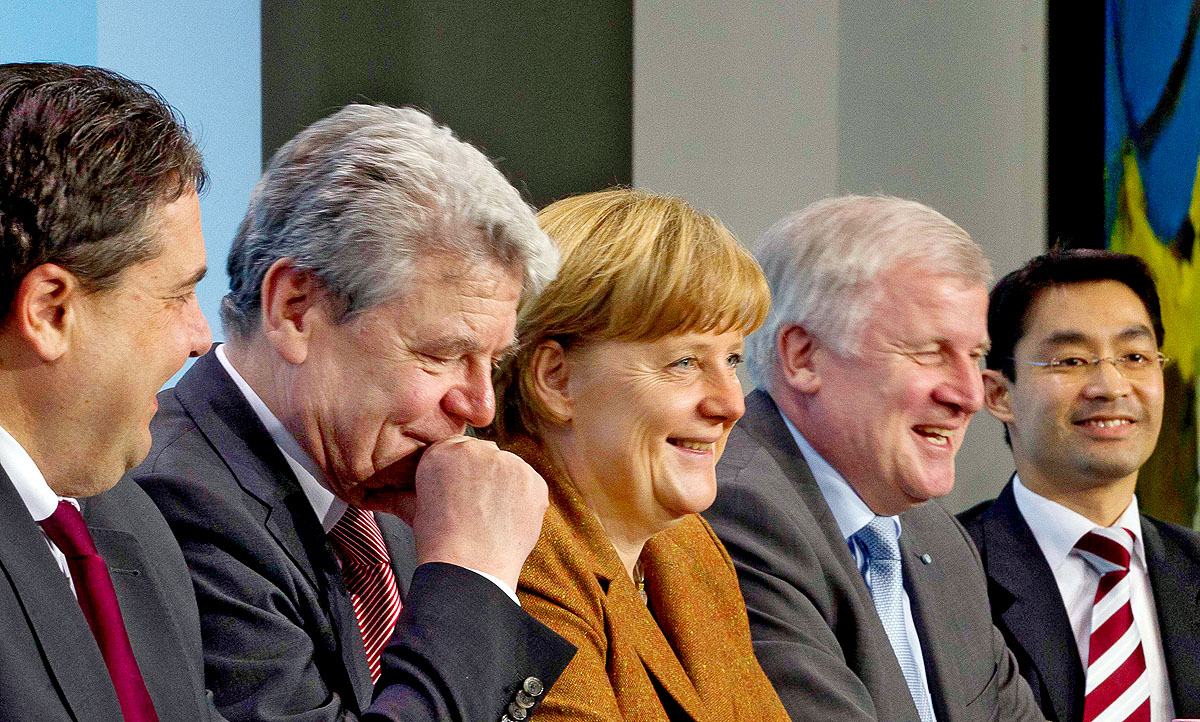 A mosoly országa: Sigmar Gabriel SPD-elnök (balról), Joachim Gauck, Angela Merkel, Horst Seehofer, a CSU és Philipp Rösler, az FDP elnöke